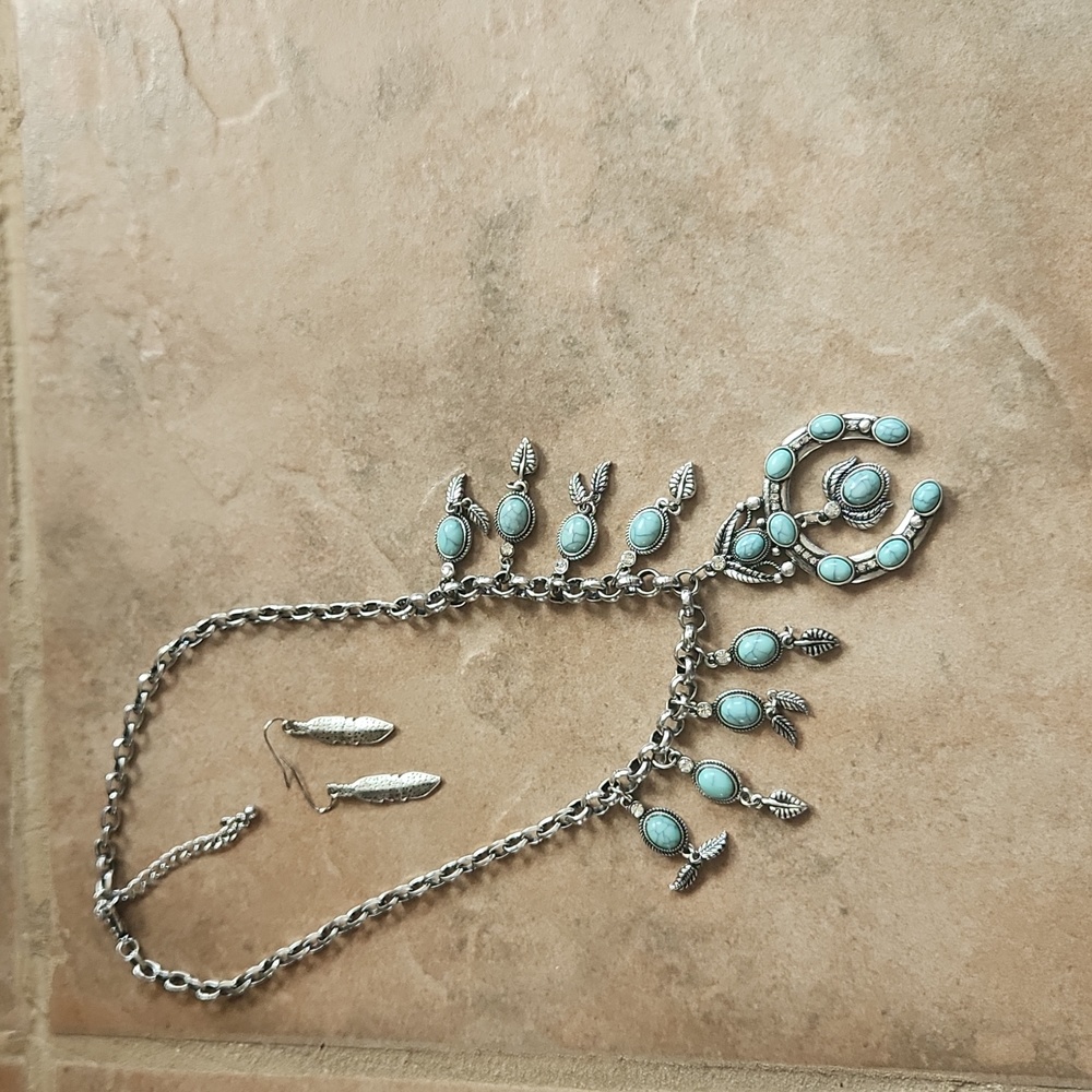 Necklace with turquoise color.